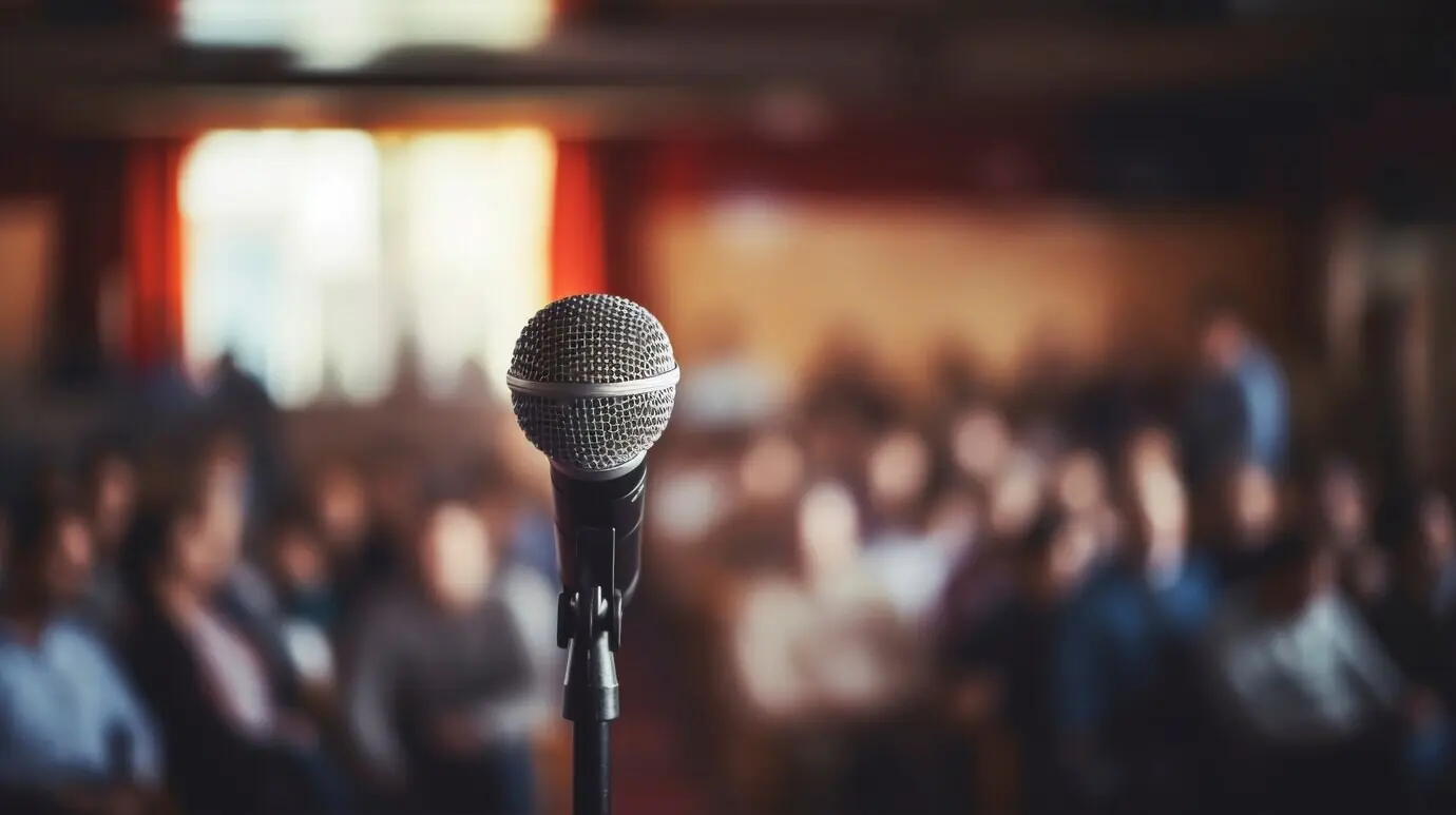 Крупный план микрофона для речи на официальном мероприятии.