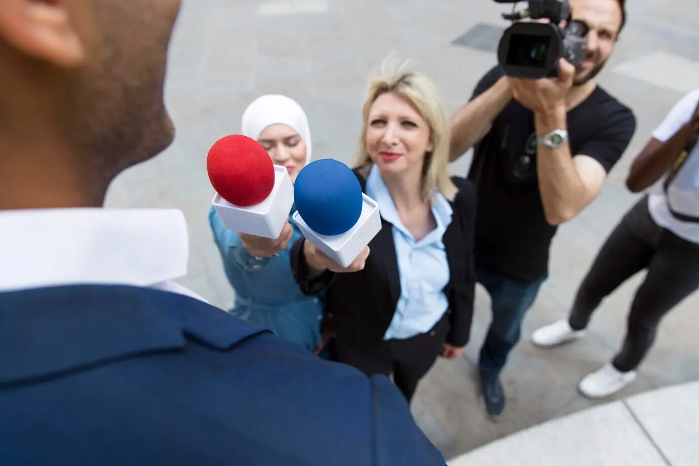 Крупный план интервьюируемого с микрофоном, принимающего заявления.